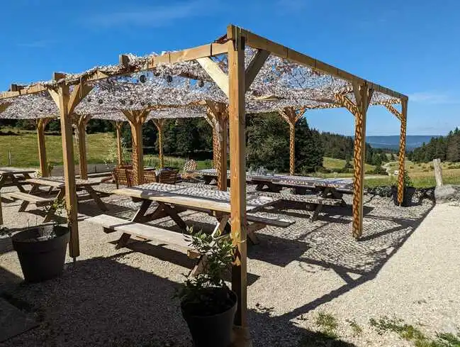 Les gérants de l'Auberge La Grangette l'ont rénovée pour lui apporter une touche moderne en conservant l'aspect de chalet d'alpage.