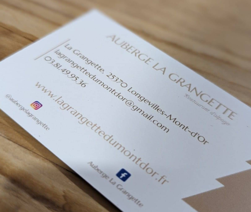 Photographie de la carte de visite qui donne toutes les informations utiles de l'Auberge La Grangette.
