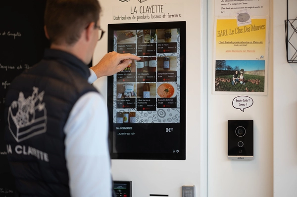 Photo d'une borne de commande tactile d'un point de vente autonome de MonCasierFrais.fr