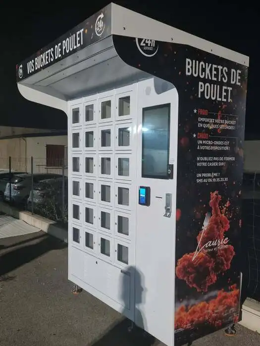 Poto du distributeur de buckets de poulet de Laurie Traiteur et Marchés.