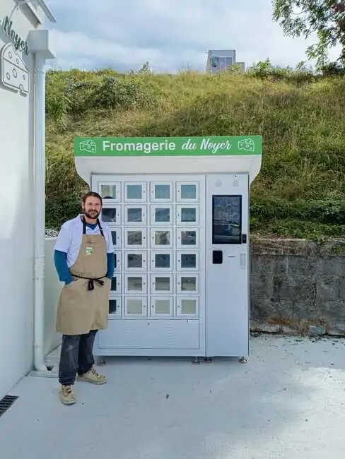 Thibault Duval de la Fromagerie du Noyer, prend la pose devant son nouveau distributeur automatique de fromages.