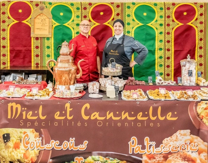 Fadela Ziouiche, gérante de Miel et Cannelle, et son équipe devant leurs spécialités orientales.