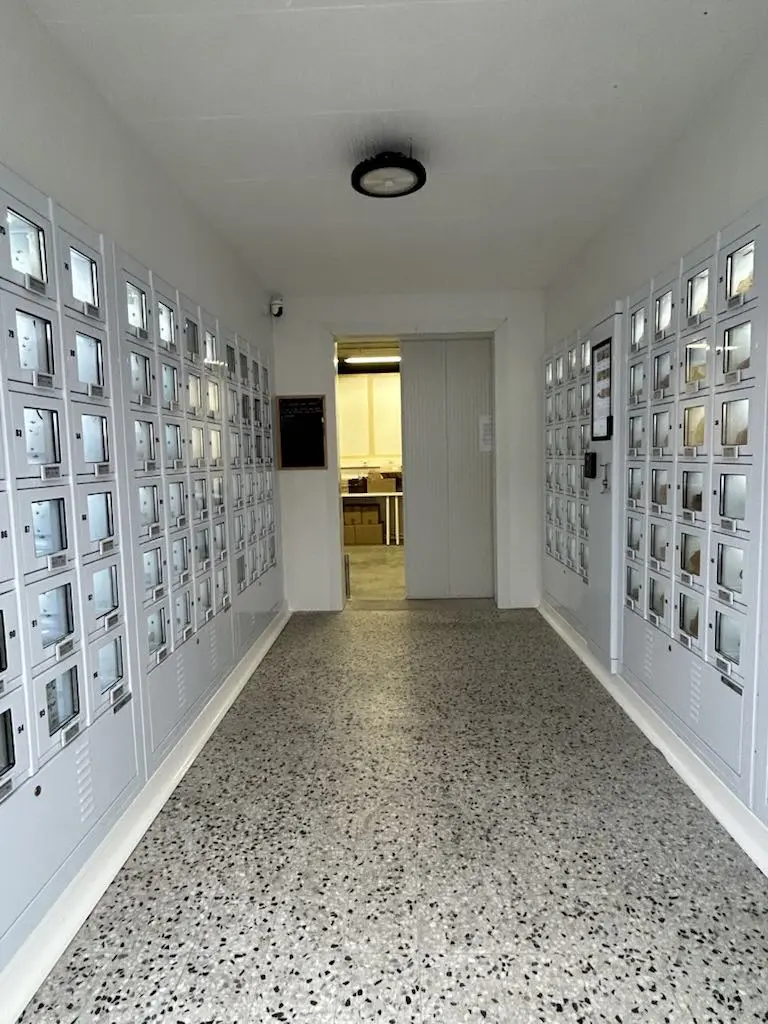 Photo des 144 casiers réfrigérés de Jorelie