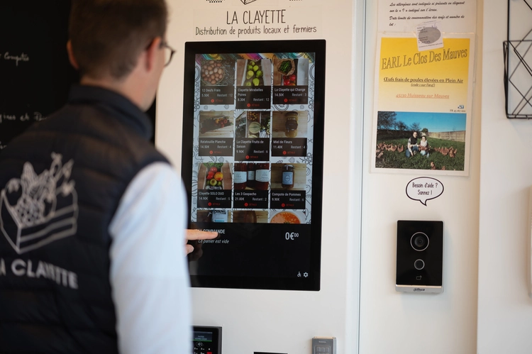 Un exploitant gère ses produits directement depuis la borne de commande tactile.