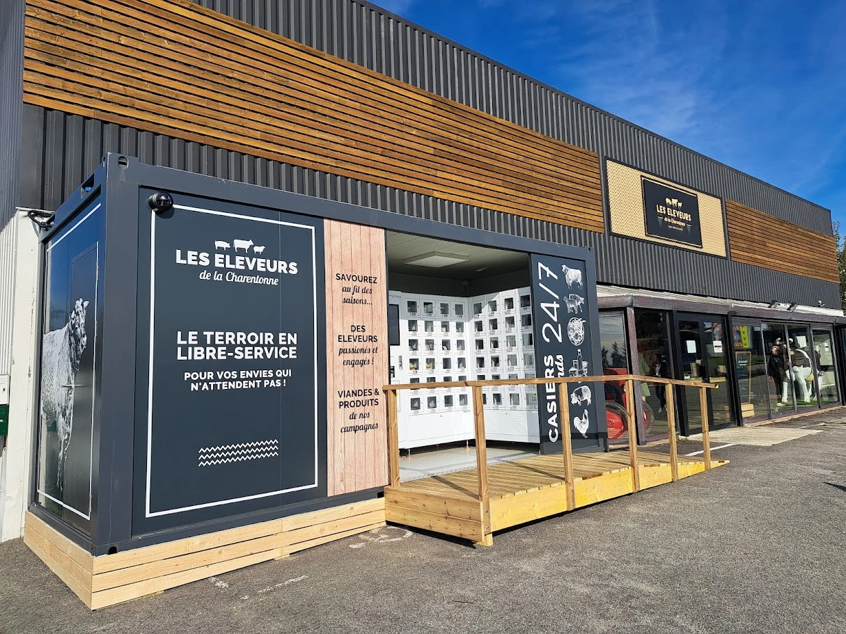 Les Éleveurs de la Charentonne innovent : 72 casiers bouchers réfrigérés à Condé-sur-Sarthe pour acheter viande et produits du terroir en libre-service.