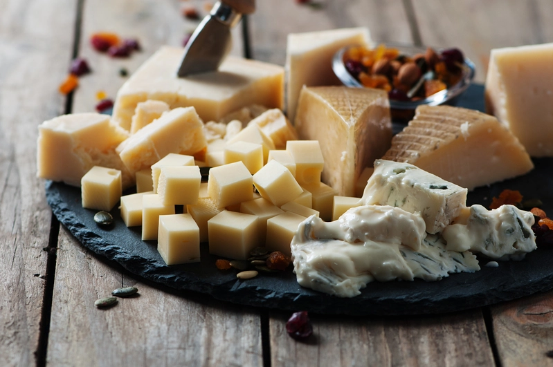 Assortiment de fromages français, les produits frais les plus vendus en distributeur automatique réfrigéré.