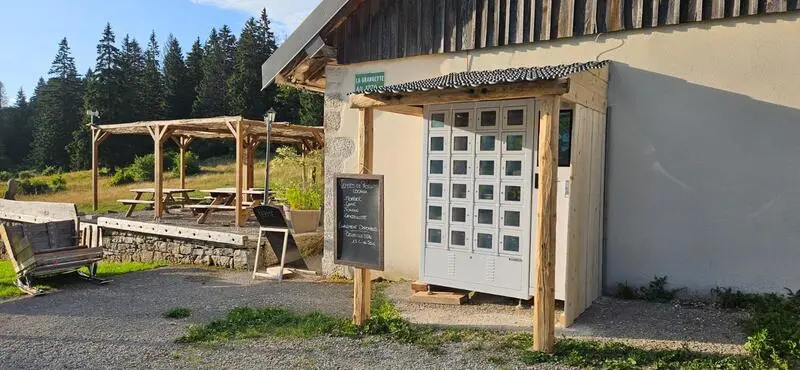 Un distributeur automatique réfrigéré de MonCasierFrais.fr permet de vendre du fromage du Jura en circuit court.