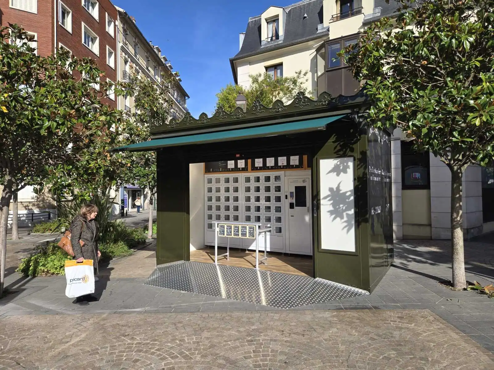 Nouveau point de vente La Clayette La Garenne-Colombes : un kiosque automatique de 72 casiers réfrigérés pour acheter des produits fermiers frais 24h/24.