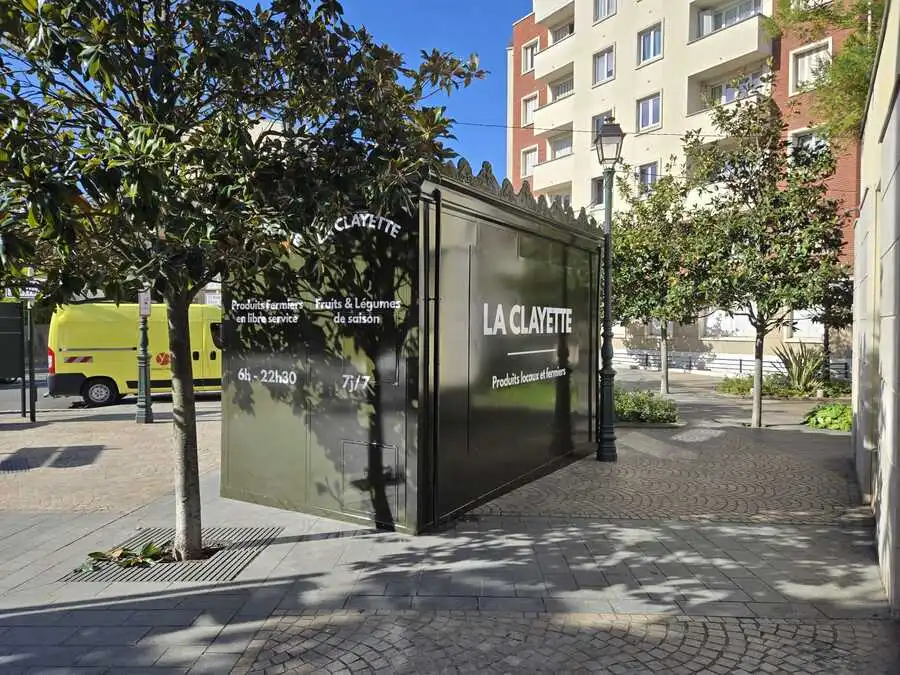 Conçu sur-mesure par nos soins, le point de vente La Clayette à La Garenne-Colombes se fond dans le décor.