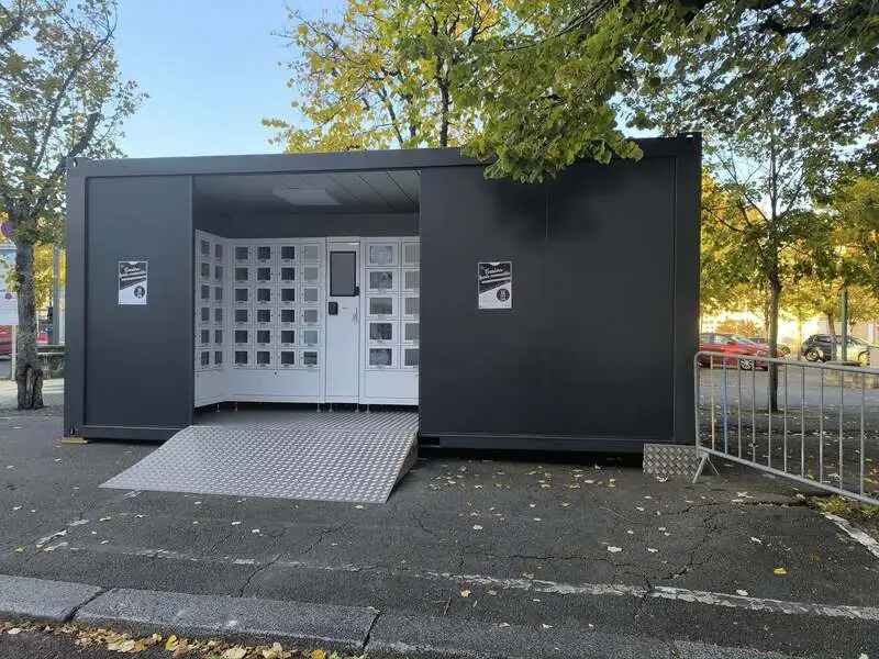 Casiers réfrigérés et kiosque C de Chez Nous sur la place Bonnyaud de Guéret.