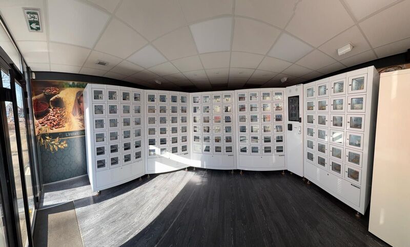 Un distributeur automatique de charcuteries se compose de dizaines de casiers réfrigérés individuels.