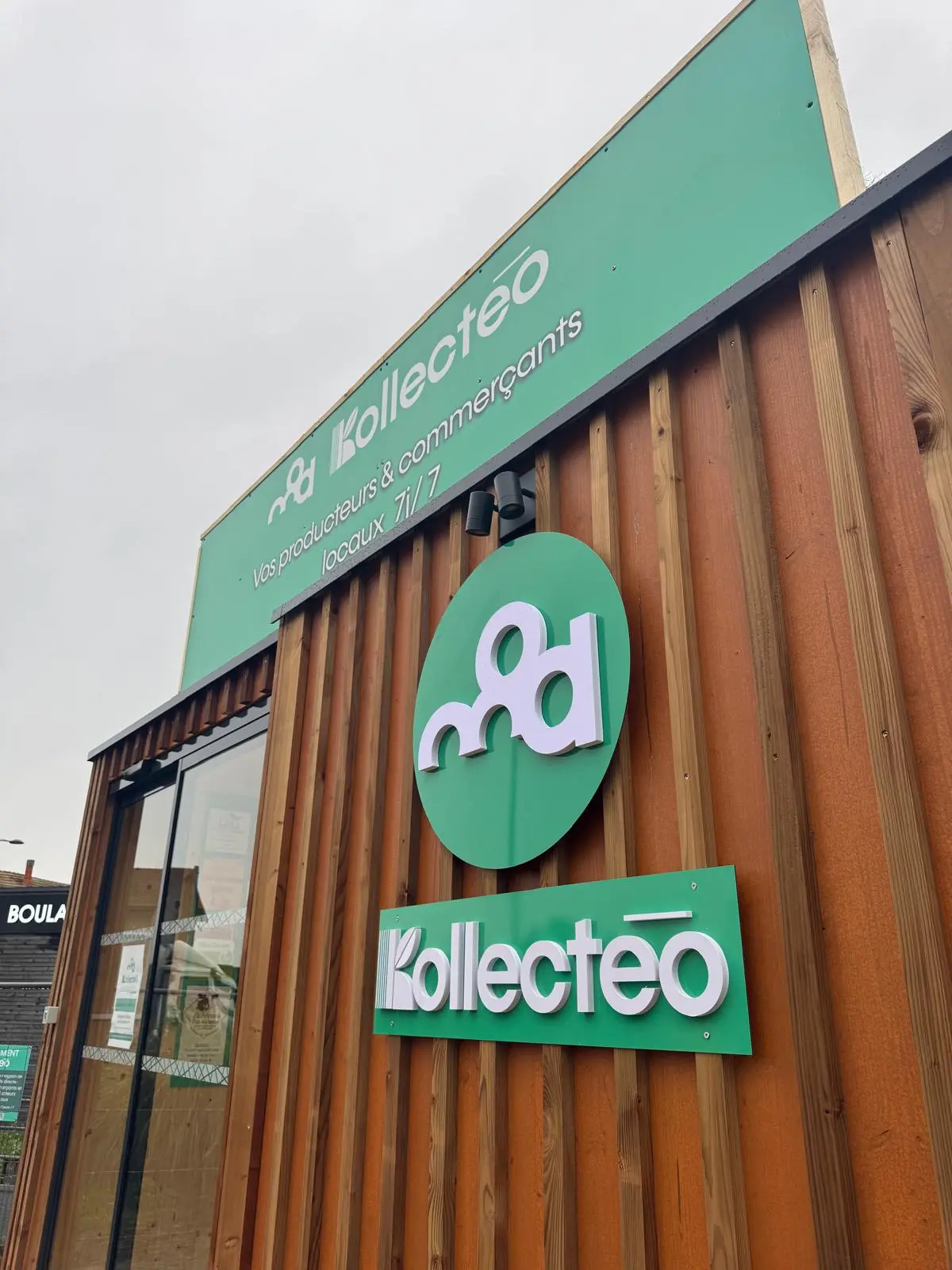 Détails de l'extérieur du point de vente automatique Kollectéo de Saint-Savin.