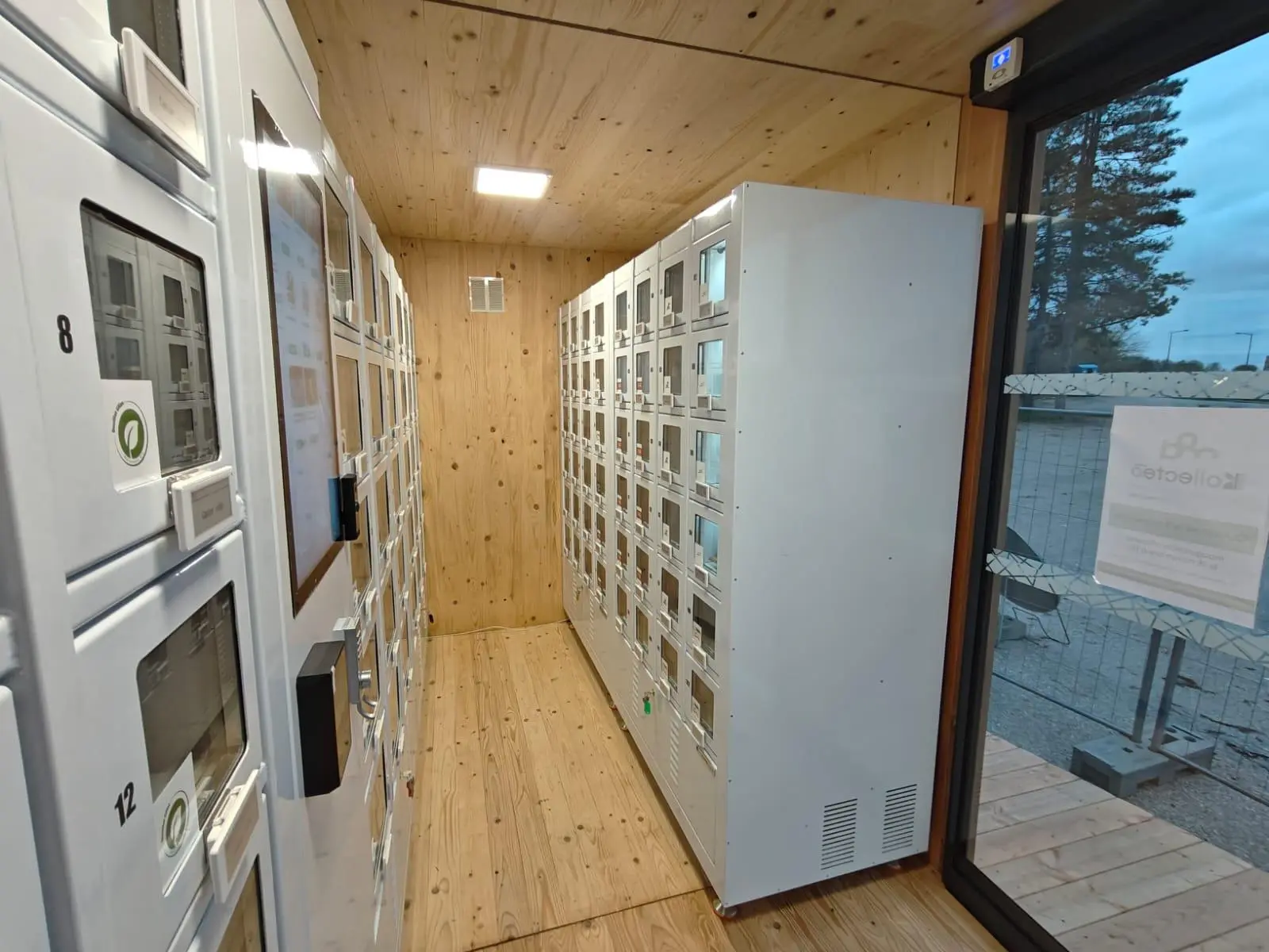 L'intérieur bois apporte une touche chaleureuse au point de vente automatique Kollectéo de Saint-Savin