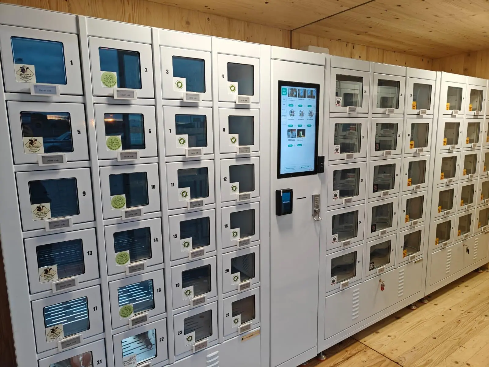 102 casiers réfrigérés et une borne de commande MonCasierFrais.fr équipent ce point de vente Kollectéo.