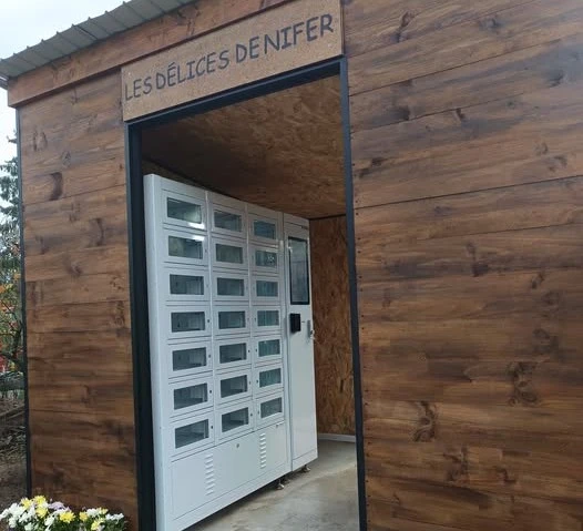 Découvrez comment Les Délices de Nifer vend des pâtisseries 24/7 grâce à un distributeur automatique réfrigéré MonCasierFrais.fr installé à Sommereux (Oise).