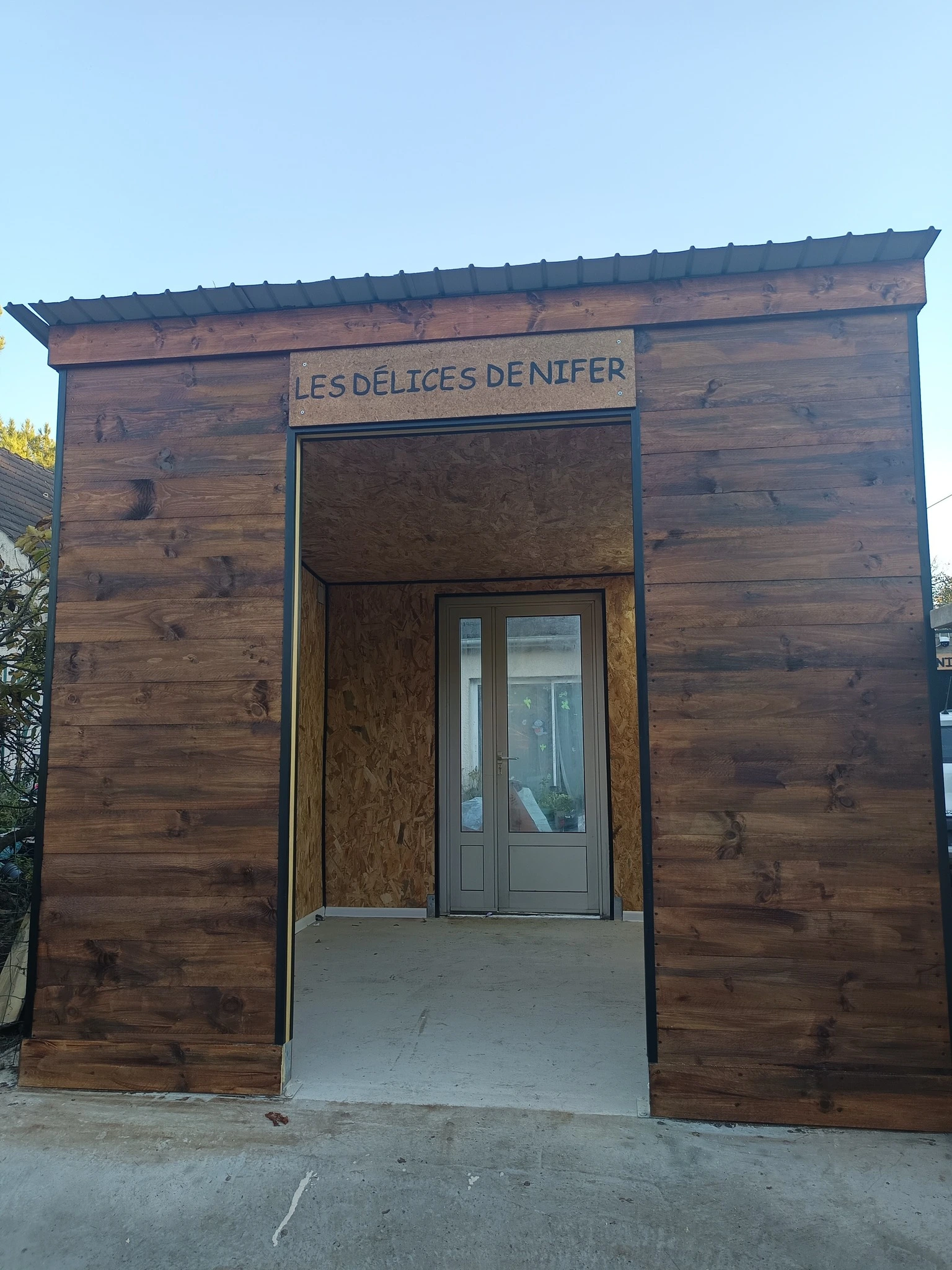 Un abri sur mesure protège les 21 casiers réfrigérés des Délices de Nifer.