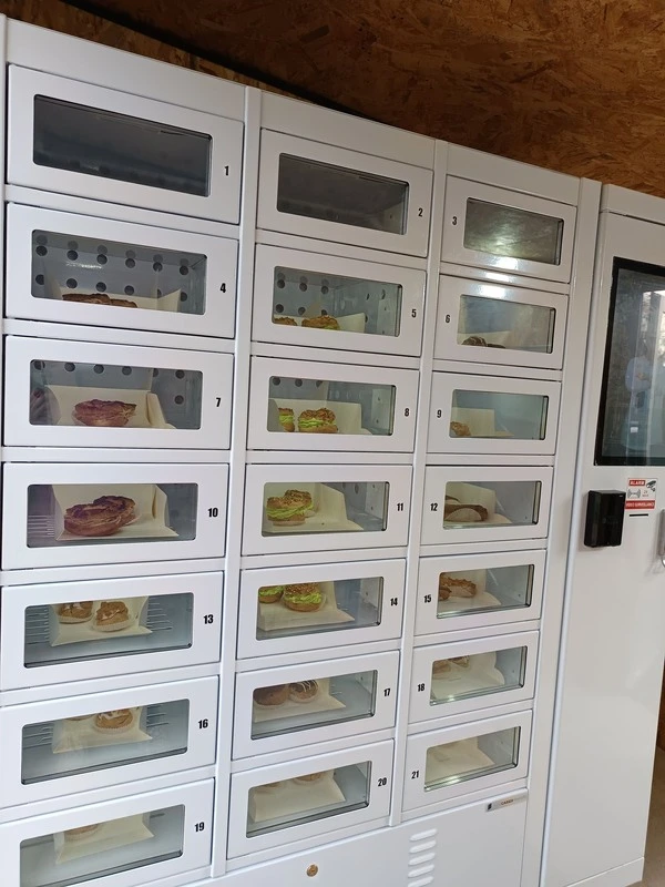 Vue sur les 21 casiers réfrigérés des Délices de Nifer.