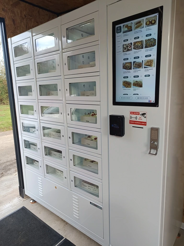 Zoom sur les casiers automatiques et la borne tactile de commande du point de vente automatique Les Délices de Nifer.