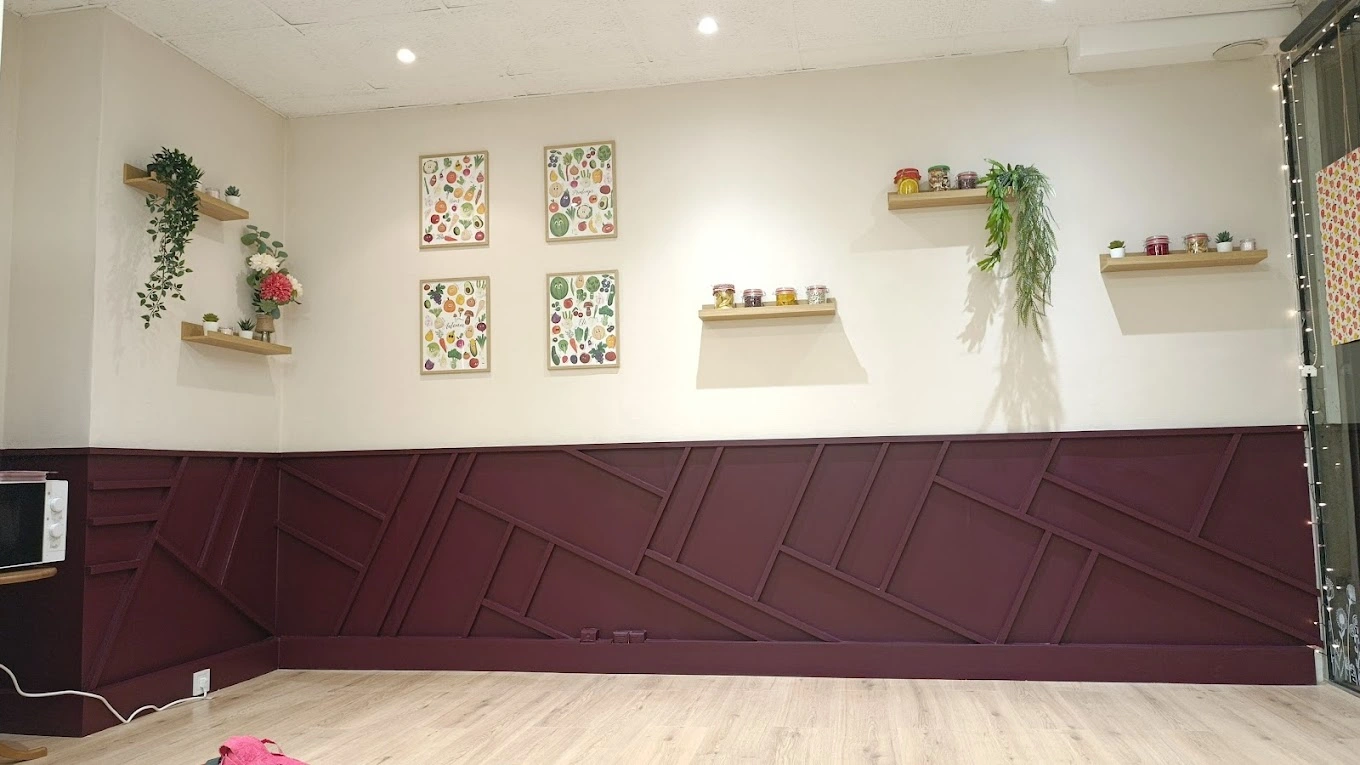 Décoration chaleureuse du local des Petits Plats dans les Casiers et son micro-ondes.