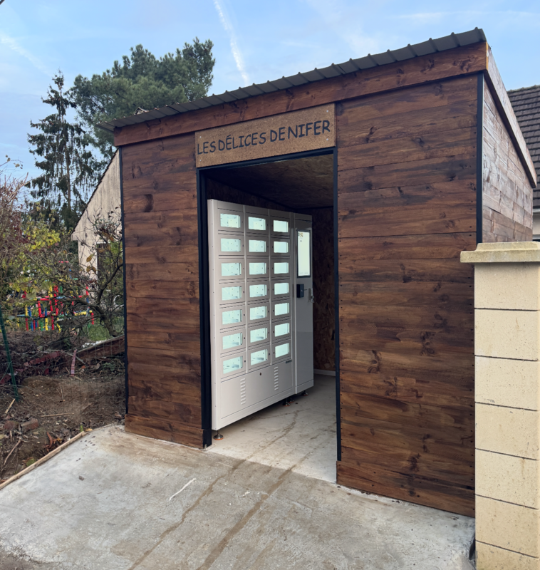 Les casiers réfrigérés des Délices de Nifer installés dans son kiosque en bois