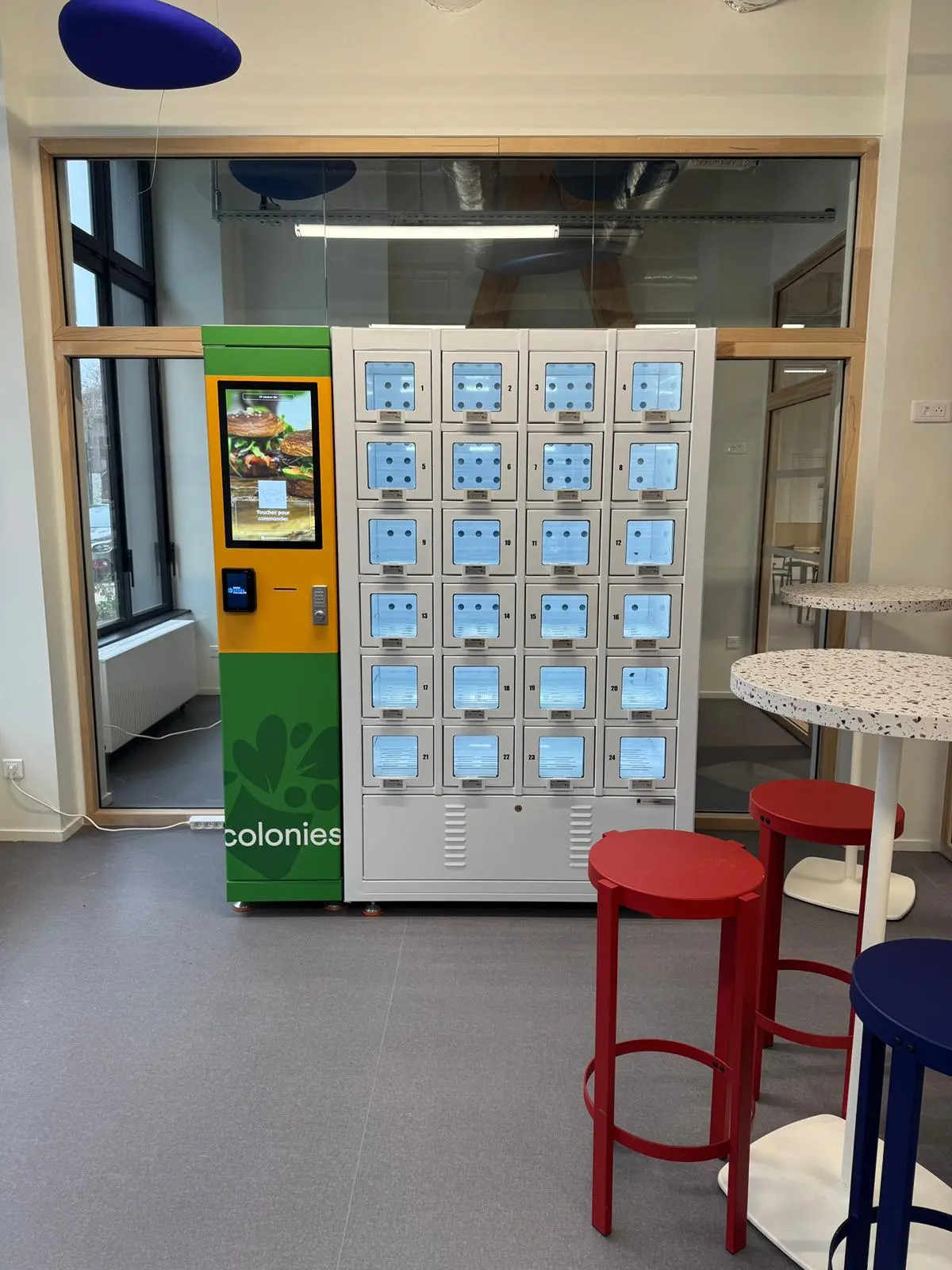 Les casiers réfrigérés s'intègrent parfaitement dans la déco moderne du lieu.
