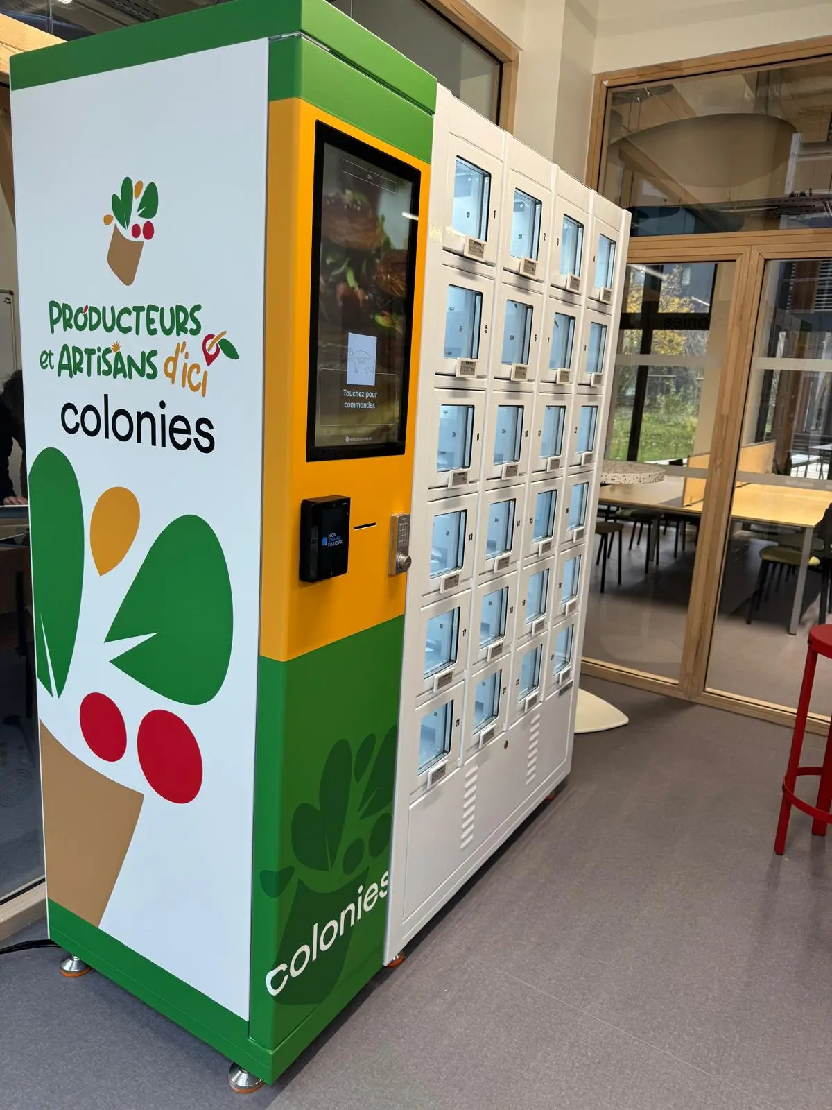 Habillage personnalisé pour les casiers réfrigérés connectés dela cafétéria.