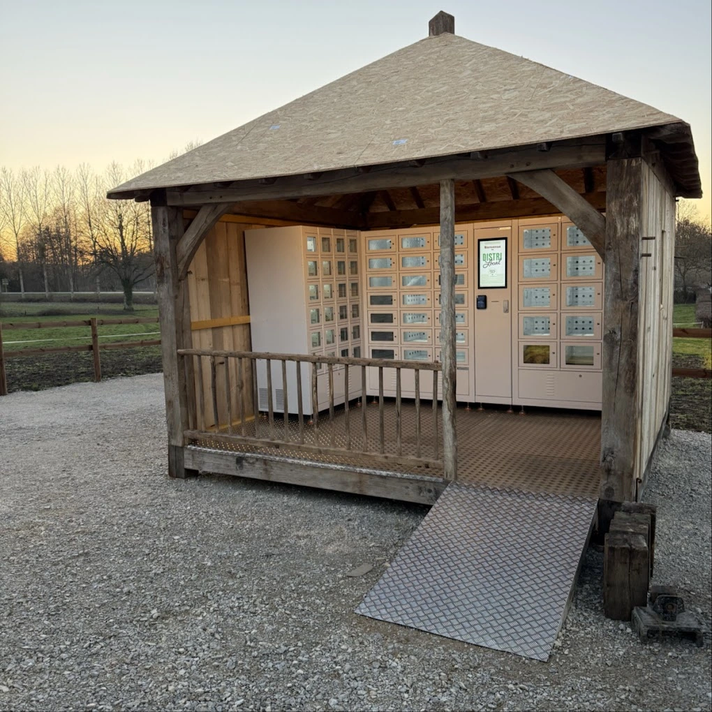 En décembre 2025, Frites & Chips, une entreprise de l’Orne, a ouvert ses premiers casiers réfrigérés avec MonCasierFrais.fr. Jetons un œil à cette installation !