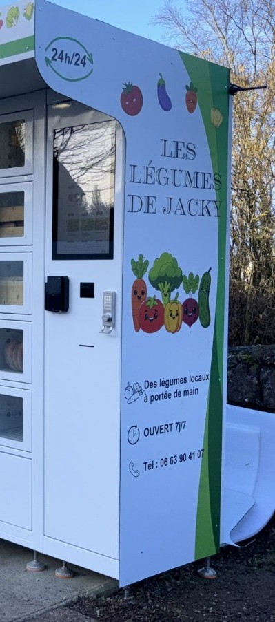 Zoom sur l'habillage extérieur personnalisé des casiers réfrigérés des Légumes de Jacky