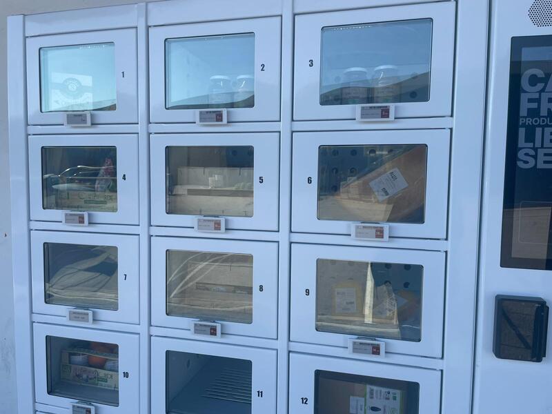 Zoom sur les assortiments produits vendus dans les casiers réfrigérés du Relais Local