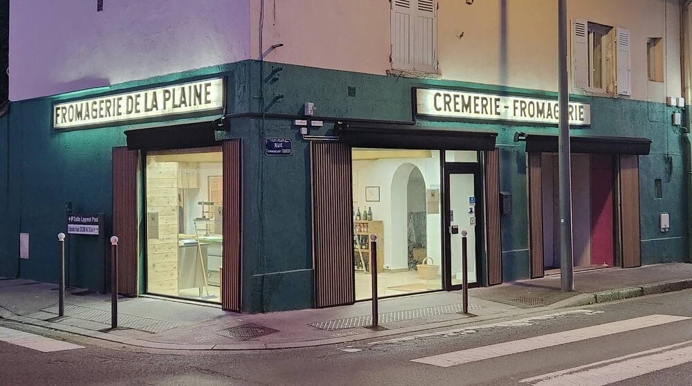 Vue des deux types de boutiques de la Fromagerie de la Plaine