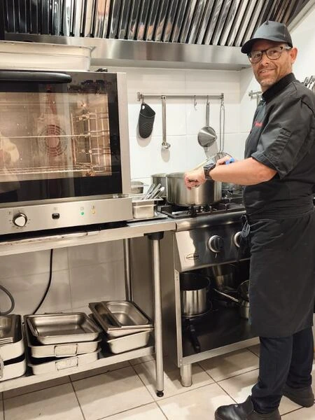 Jérôme Ladent cuisine ses plats préparés dans sa cuisine flambant neuve.