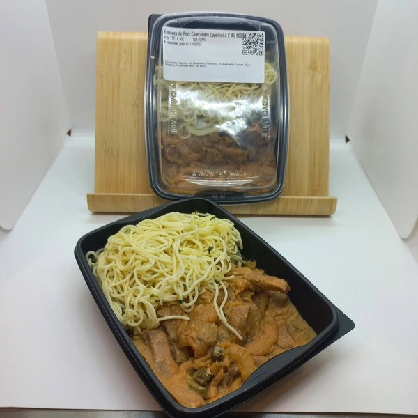Un plat traiteur vendu dans un casier réfrigéré.