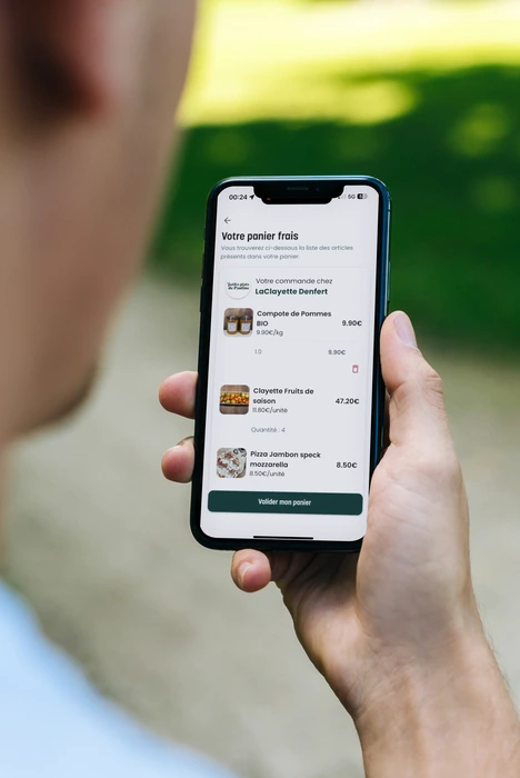 Un client achète un produit sur l'application Click & Collect MonCasierFrais.
