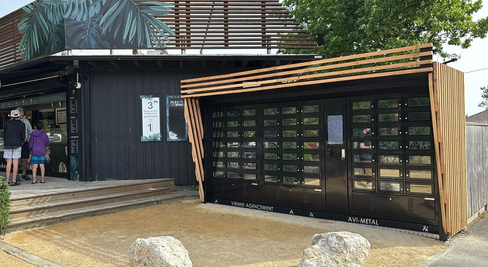 Découvrez comment nos équipes ont conçu un triple point de vente sur mesure pour L'Atelier des Pains de Lège-Cap-Ferret : orientation, réfrigération, mutualisation.