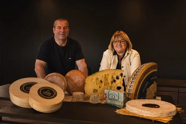 Estelle et Bruno Ozérée présentent leurs fromages affinés.