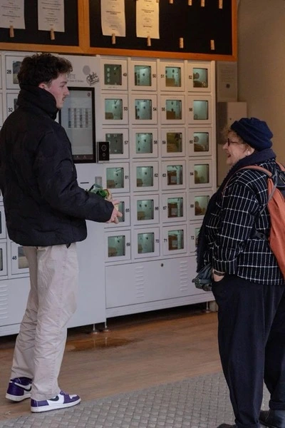 Un exploitant de casiers réfrigérés en location simple test l'attractivité de son point de vente en le présentant à une cliente.