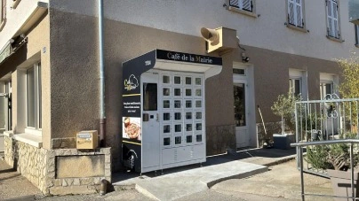 Photo des casiers réfrigérés du Café de la Mairie, près de leur terrasse extérieure.