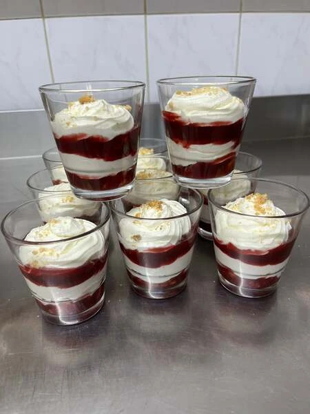 Photo des tiramisus fruits rouges préparés par le Café de la Mairie et vendus dans les casiers réfrigérés.