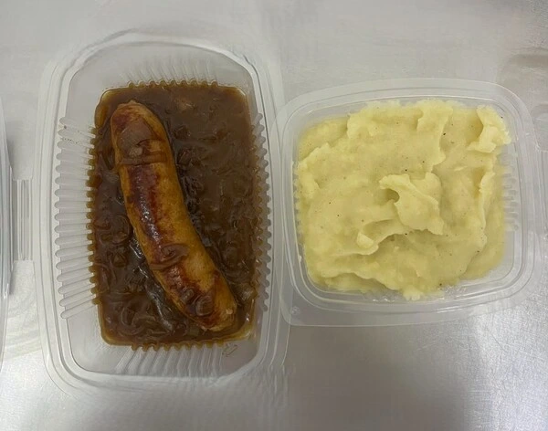 Photo de plats préparés disposés dans des barquettes, vendus dans les casiers du Café de la Mairie