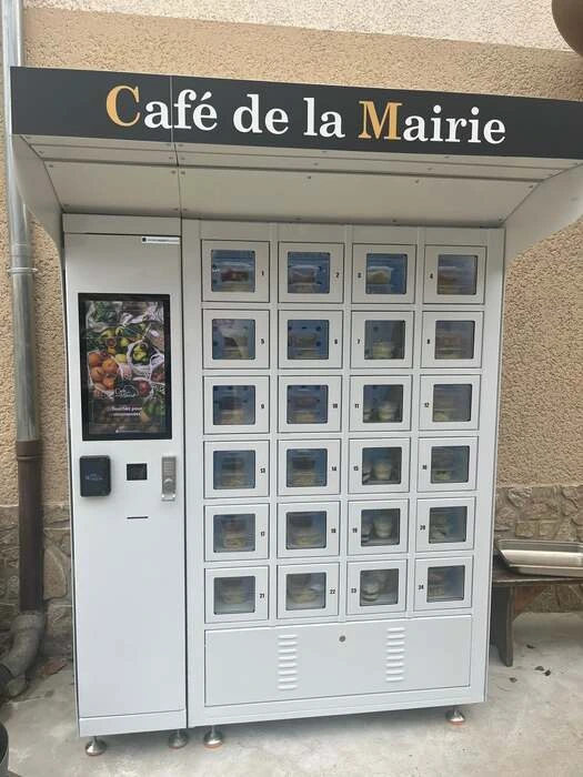Détails de l'armoire réfrigérée installée par le Café de la Mairie, à Chatuzange-le-Goubet (Drôme)