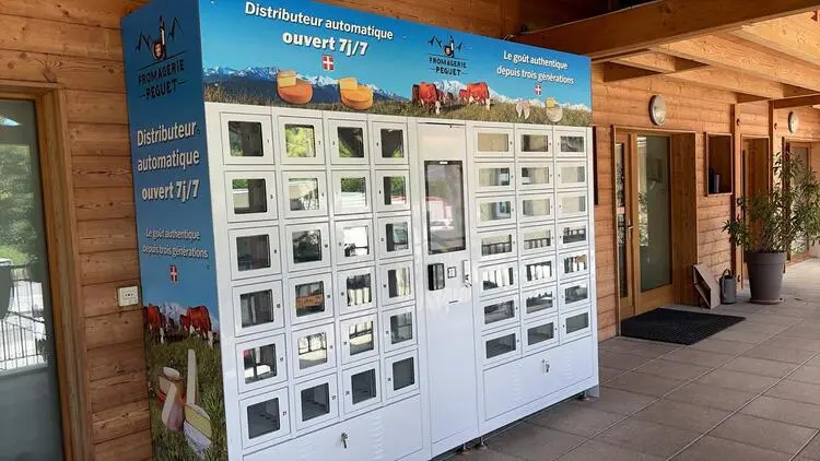 Le distributeur de fromages automatique installé par MonCasierFrais.fr pour le compte de la fromagerie Péguet.