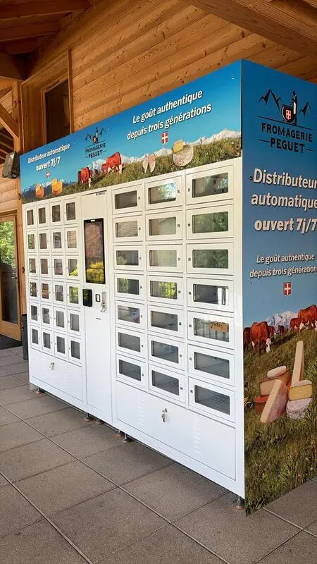 Les 45 casiers réfrigérés de la fromagerie Péguet ont été personnalisés à l'image de l'entreprise grâce à un habillage sur mesure.