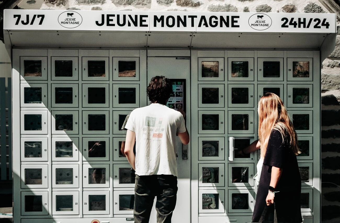 Jeune Montagne installe 48 casiers réfrigérés à Laguiole. Ventes après 19 h, fromages à la coupe, retours clients : découvrez ses premiers résultats.