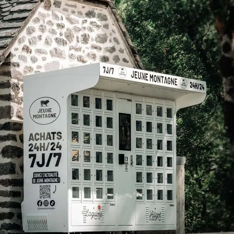 Les 48 casiers réfrigérés installés par Jeune Montagne devant sa fromagerie.
