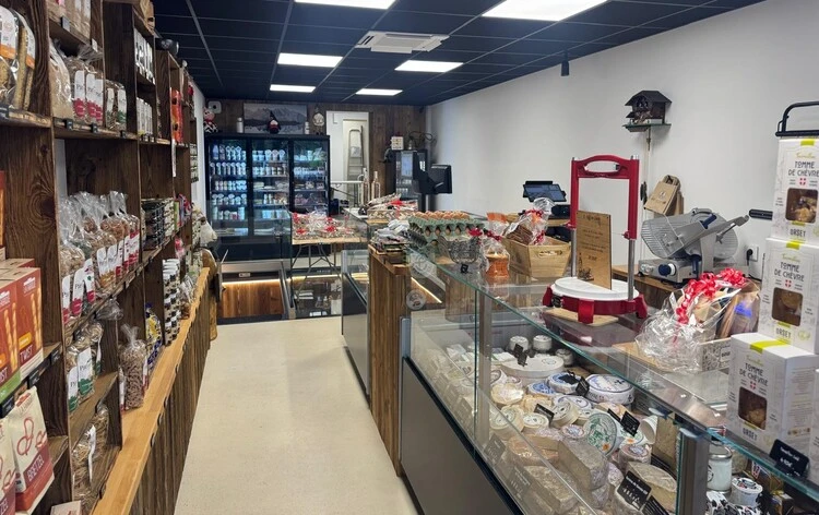 Les étals remplis de produits du terroir de l'épicerie gourmande