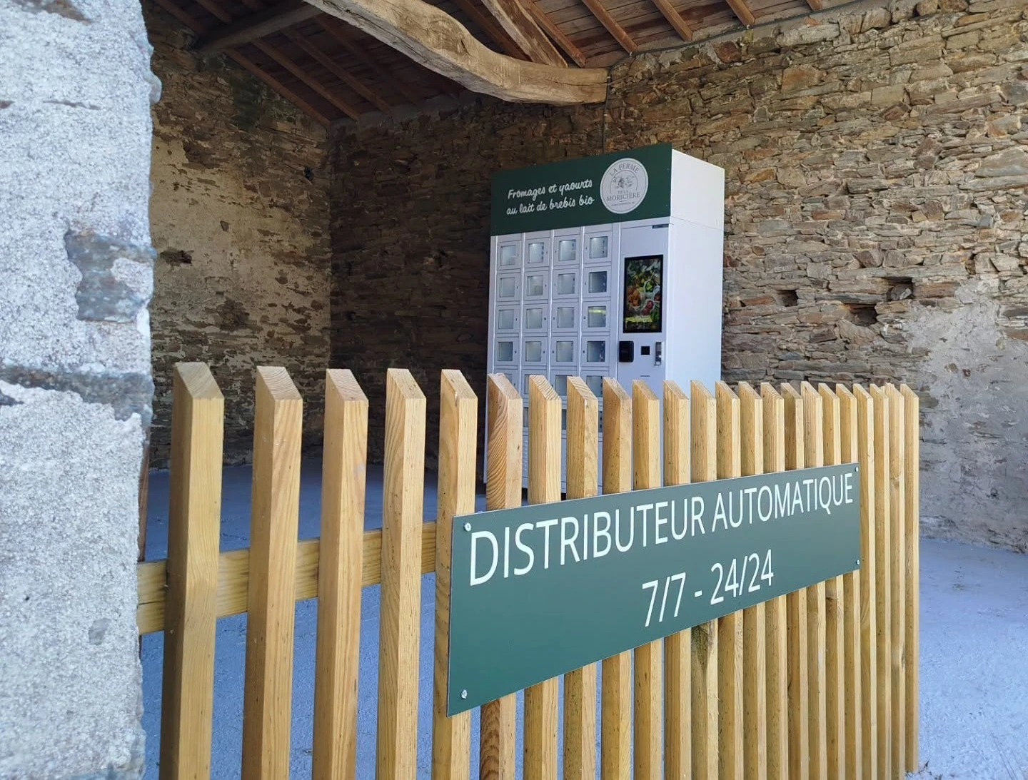 À la Ferme de la Moricière, découvrez comment nos casiers réfrigérés facilitent la vente directe 24h/24 et leur permettent de séduire de nouveaux clients.