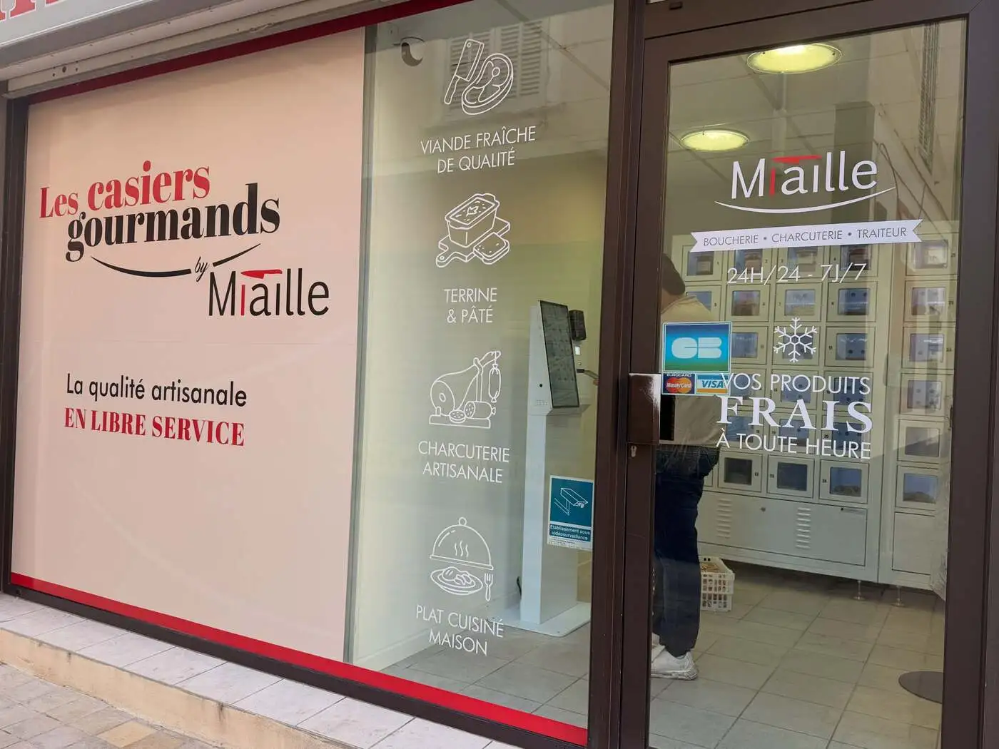 À Bagnols-sur-Cèze, la boucherie Miaille donne une seconde vie à son magasin historique grâce à 48 casiers intelligents accessibles 24h/24 et 7j/7.