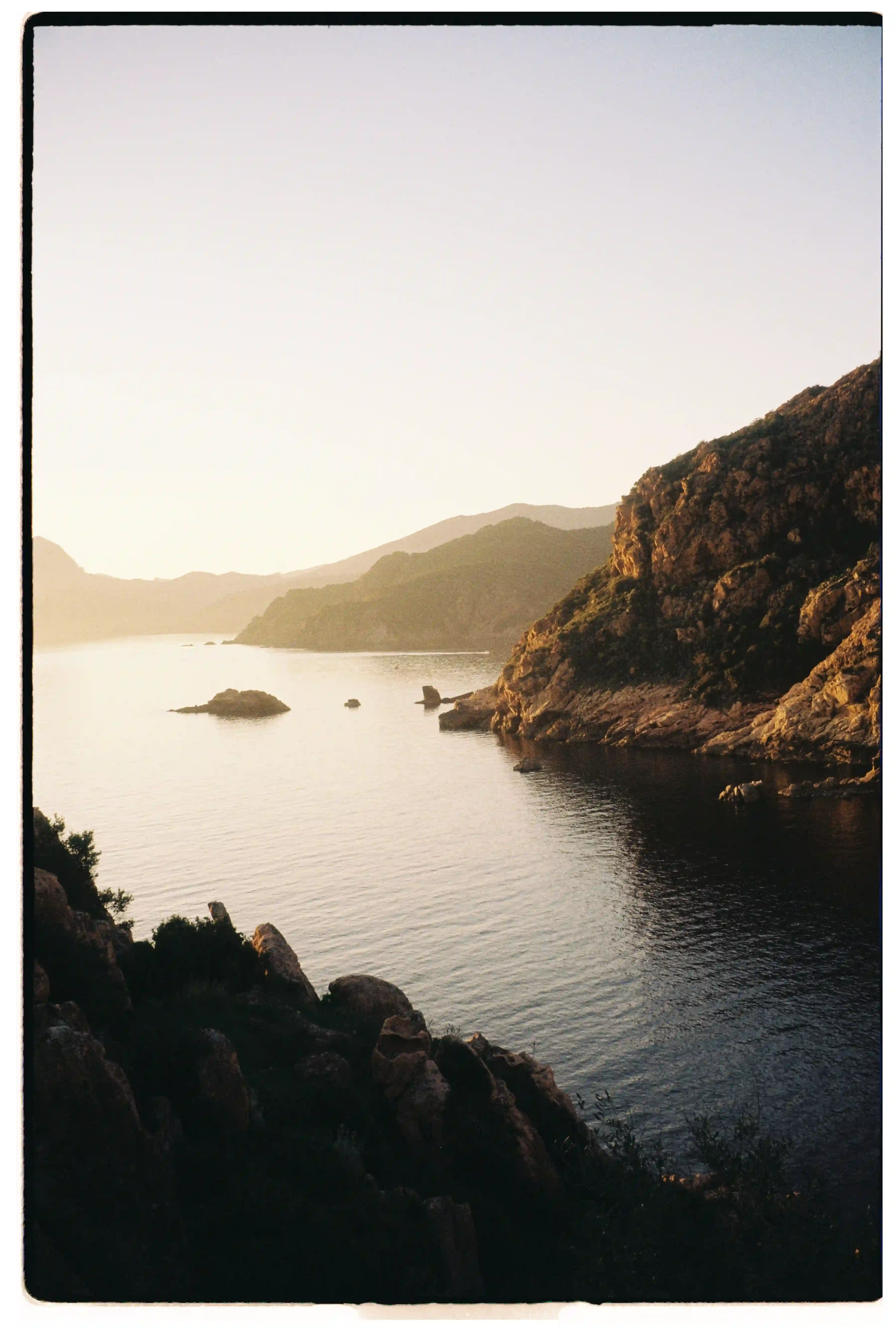 Paysage de la baie de Piana en Corse au coucher du soleil, lumière du soir sur la mer Méditerranée.