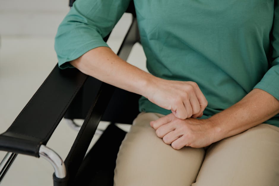 person sitting with good posture at ergonomic desk - align