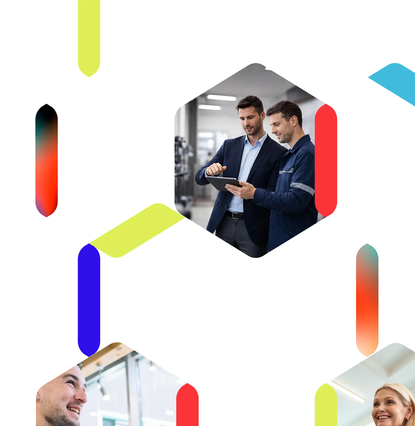 Consultant et technicien consultant une tablette sur site industriel, illustrant des solutions IBM Maximo pour la productivité terrain.